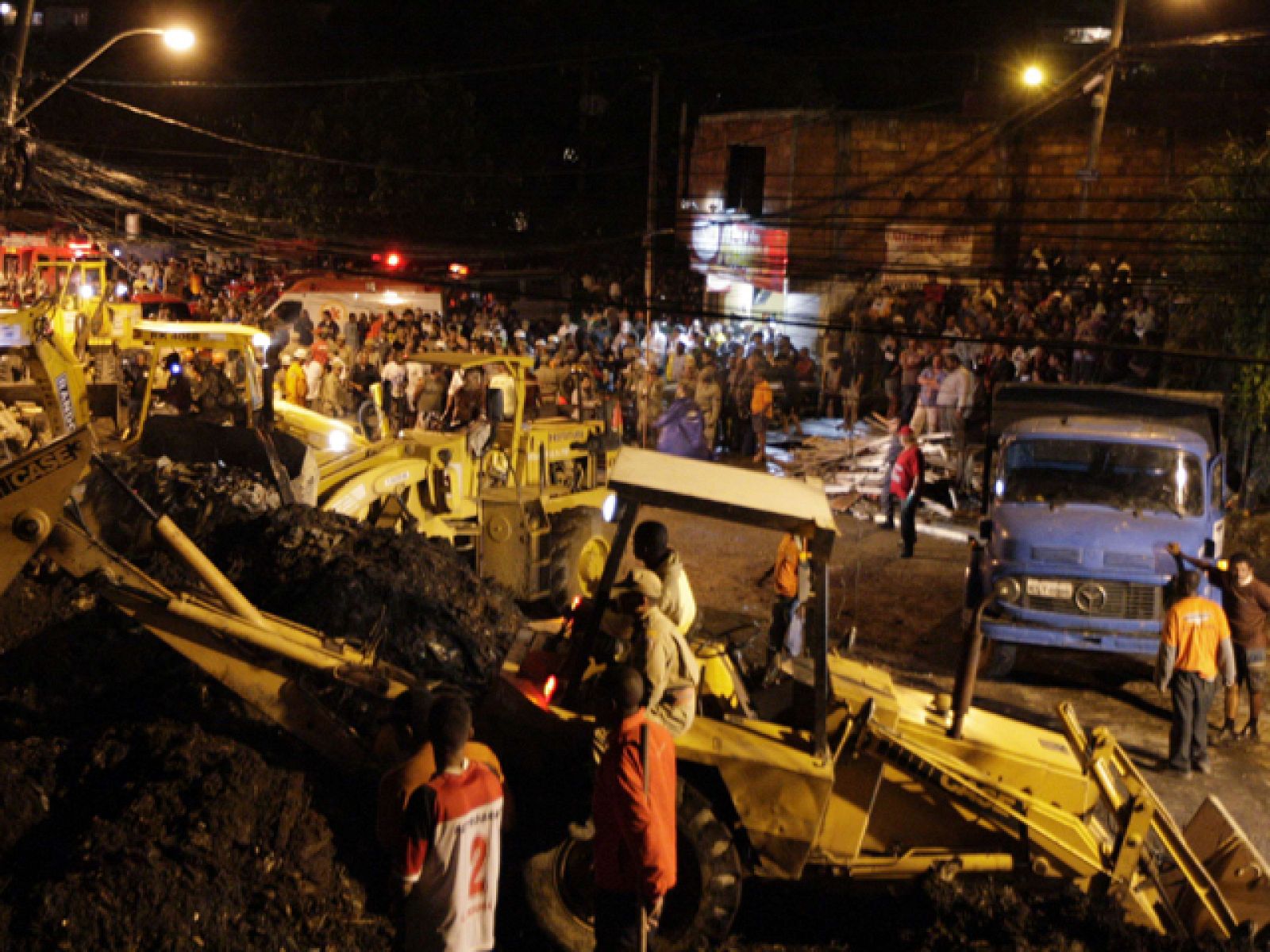 Anoche hubo un nuevo deslizamiento de tierras y los bomberos temen que pueda haber hasta 200 personas sepultadas bajo el barro. En Rio de janeiro sigue nuestra enviada especial, Almudena Ariza.