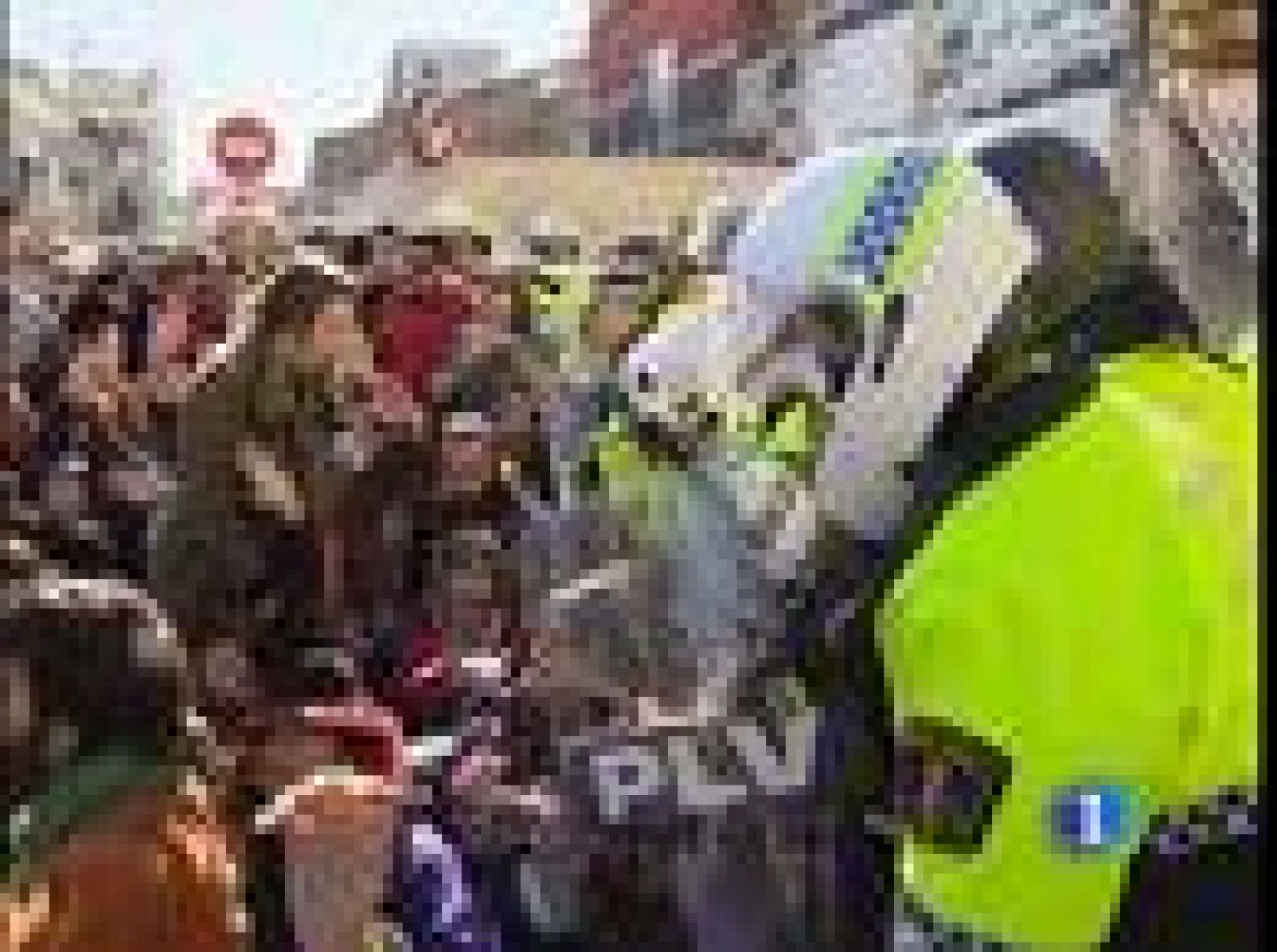 La policía ha cargado contra un grupo de vecinos en el barrio valenciano de El Cabayal que pretendían frenar a las máquinas excavadoras. Al menos dos personas han tenido que ser trasladadas al Hospital.