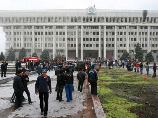 La 2 Noticias - Situación convulsa en Kirguistán