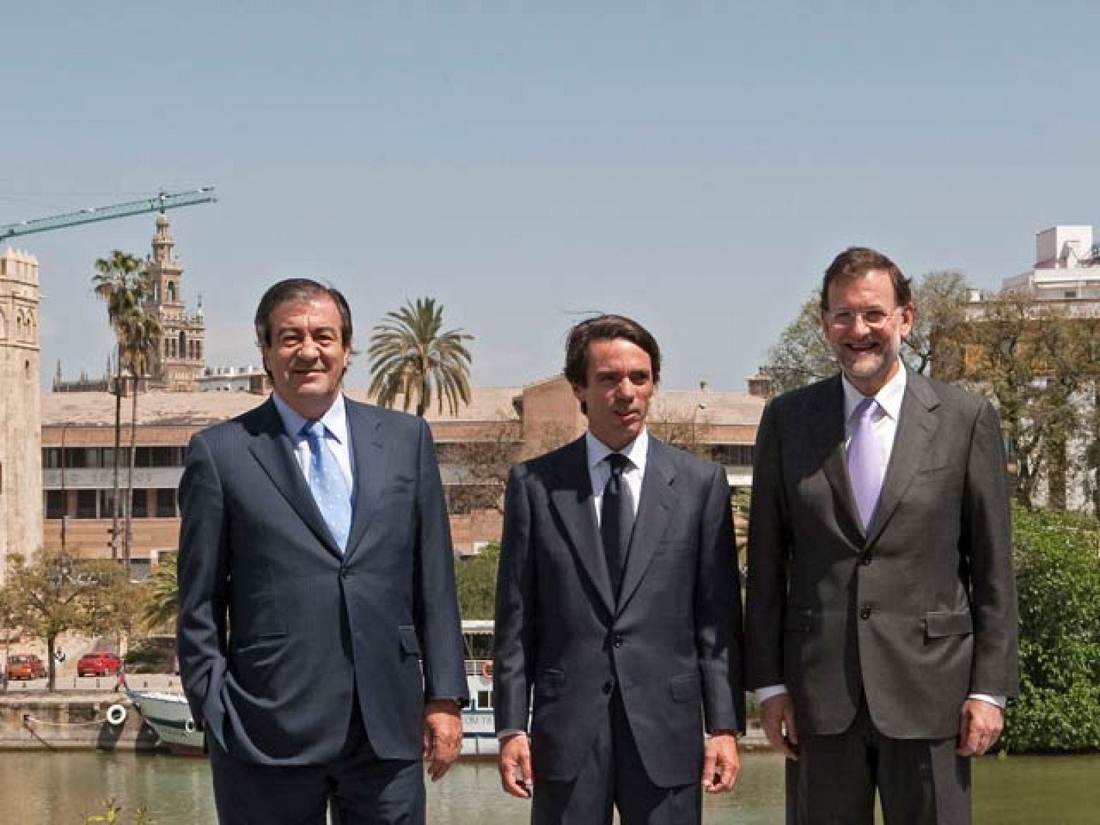 José María Aznar y Mariano Rajoy han vuelto a Sevilla veinte años después.