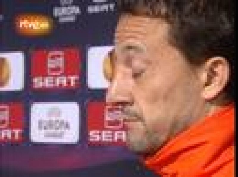 El portero del Valencia, César Sánchez, mostró su de sarcasmo para hablar del arbitraje que encrespó a los chés tras el partido contra el Atlético de cuartos de la Europa League. 