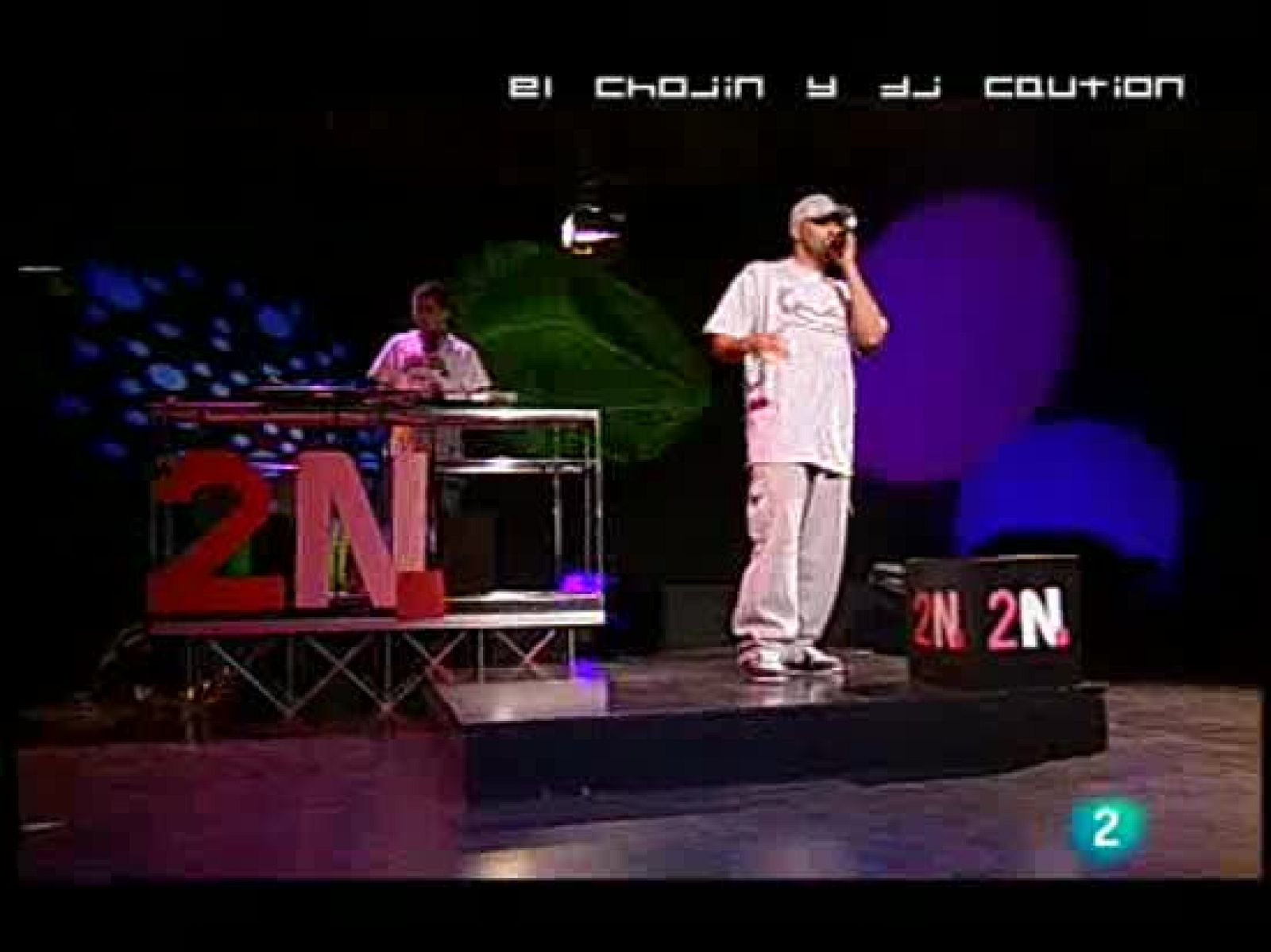 El Chojín repasa la acutalidad a ritmo hip-hop en La 2 Noticias y habla sobre el caso Gürtel. También sobre la nueva estrategia nuclear de Estados Unidos y sobre la situación en Cuba y Rusia.