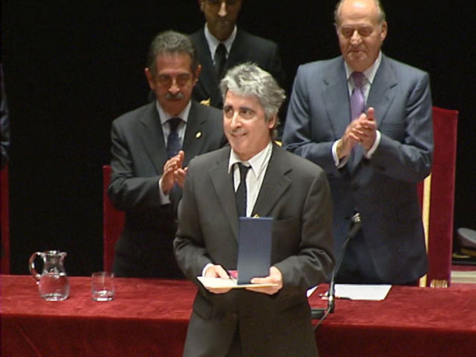 Escultor, artista experimental, recibió el año pasado el Premio Nacional de Artes Plásticas por su papel fundamental en la ampliación de los límites de la realización artística y por su extenso universo poético. También recibió la Medalla de Oro al Mérito de Bellas Artes de manos del Rey.