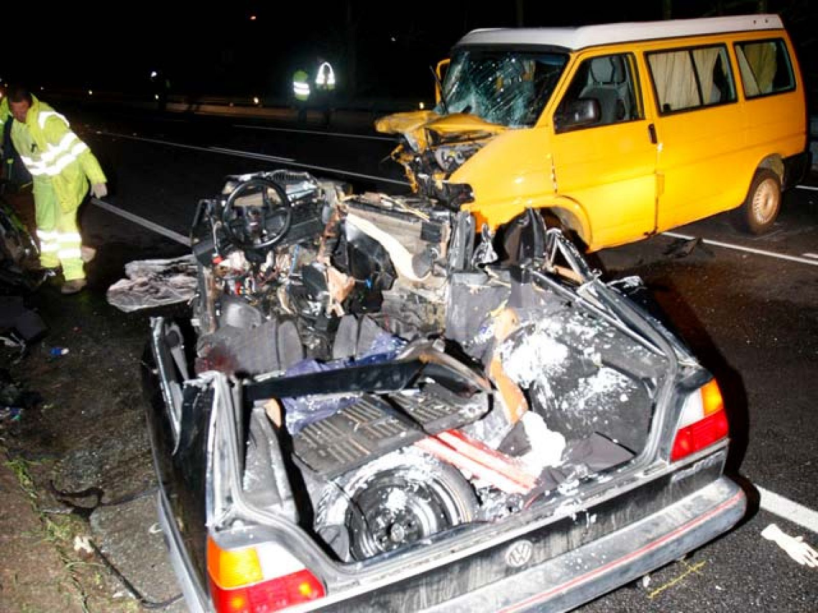 Su coche chocó contra una furgoneta en la que viajaba un matrimonio y un bebé.