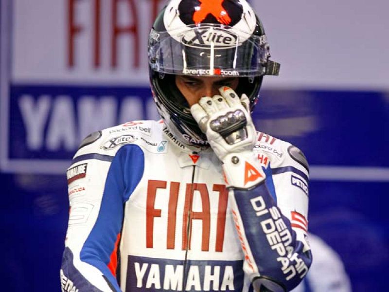  El piloto español Jorge Lorenzo ha marcado el segundo mejor tiempo en los entrenamientos libres de Qatar, a pesar de irse al suelo. 