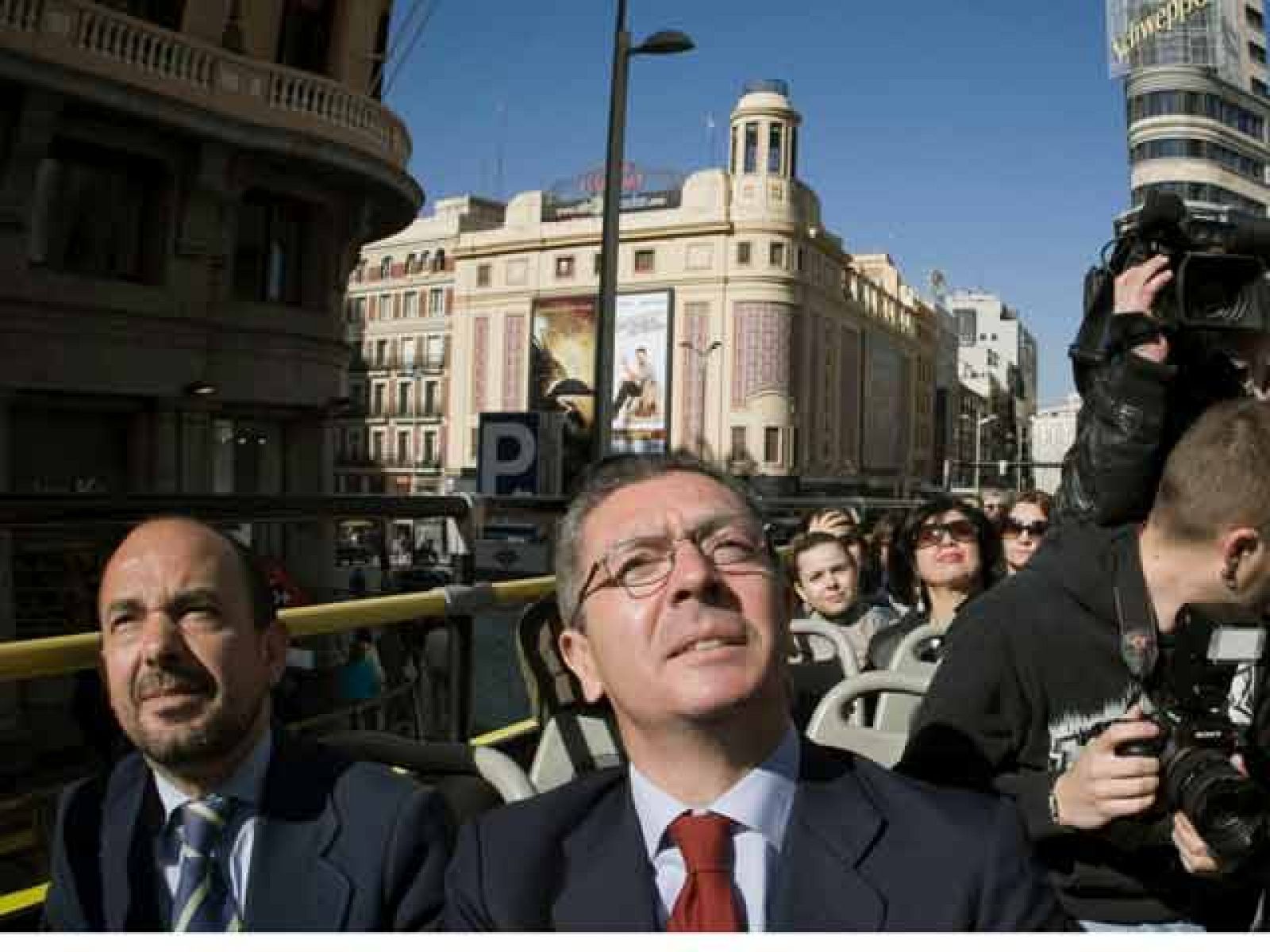 El alcalde de Madrid, Alberto Ruiz Gallardón, protagoniza una de las anécdotas del día cuando, al ser preguntado por el partido de este sábado, intenta evadir la pregunta al pensar que era referida al PP y el 'caso Gürtel' (10/04/10).