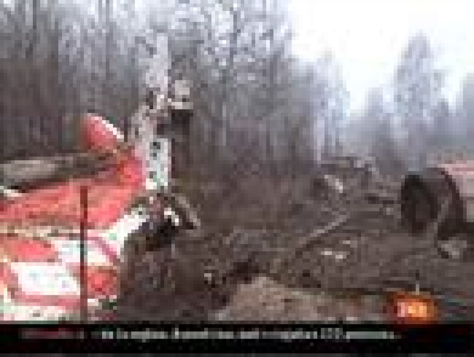 El presidente de Polonia, Lech Kaczynski, ha fallecido este sábado al estrellarse el avión en el que viajaba tras una maniobra de aproximación fallida al aeropuerto de Smolensk (oeste de Rusia) (10/04/10).