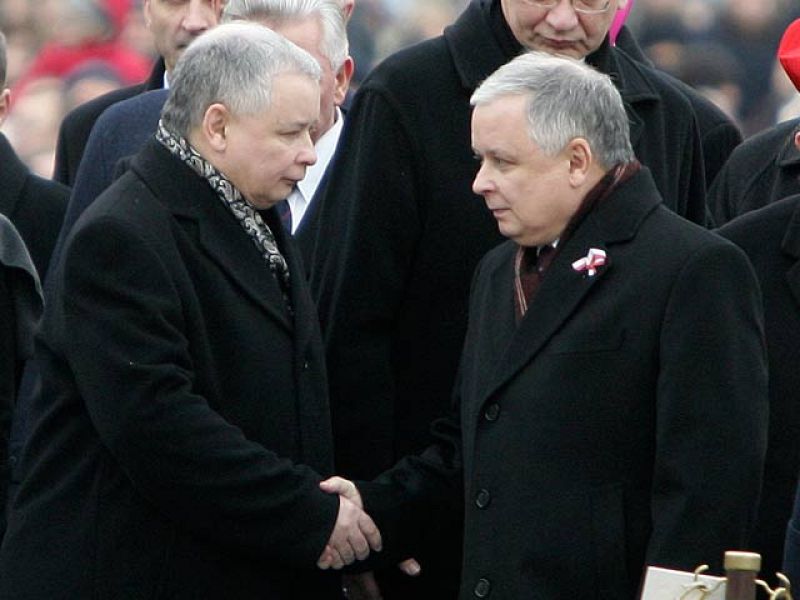 Lech Kaczynski creó su propio partido con su gemelo. Los dos pusieron en marcha una agencia ultraconservadora y nacionalista que les enfrentó a Bruselas. 