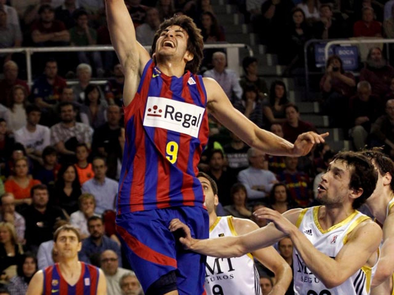 El Regal Barça venció su séptimo clásico de la temporada al Real Madrid (78-73) tras romper el partido en el segundo cuarto, donde no dejó que su rival anotase ni un tiro de campo. Lorbek y Navarro (21 val. cada uno), los mejores. 