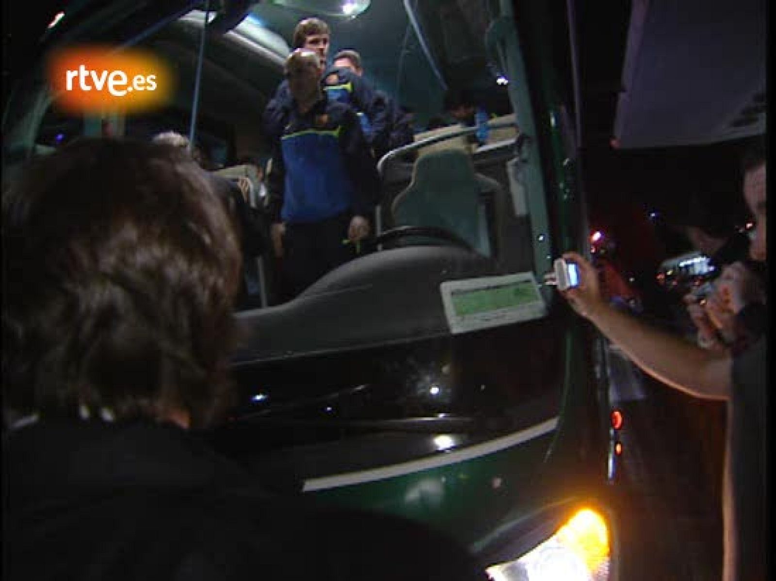 Después de ganar al Madrid en el Bernabéu, los jugadores del Barcelona fueron aclamados como héroes ya en el madrileño aeropuerto de Barajas. 