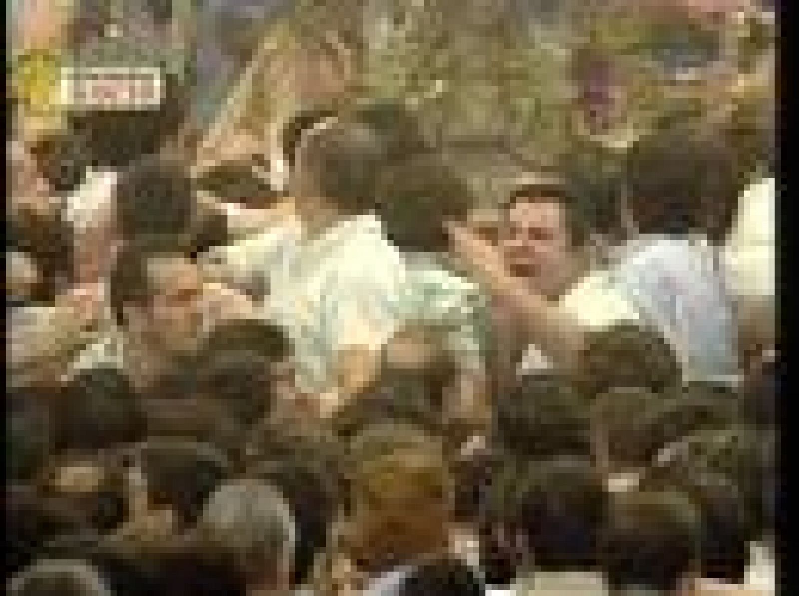  Los almonteños han saltado la verja de la ermita del Rocío antes de que llegase el Sinpecado al altar