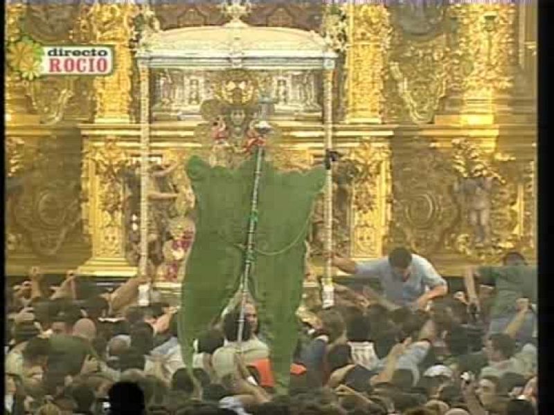  Los almonteños han saltado la verja de la ermita del Rocío antes de que llegase el Sinpecado al altar