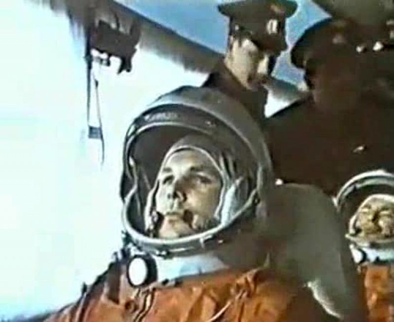 El 12 de abril de 1961 Yuri Gagarín fue el primer ser humano en viajar al espacio. Gagarin viajó prácticamente "de paquete" en su nave. Las autoridades soviéticas hicieron trampa para que se certificara el vuelo. Fue su único vuelo al espacio.
