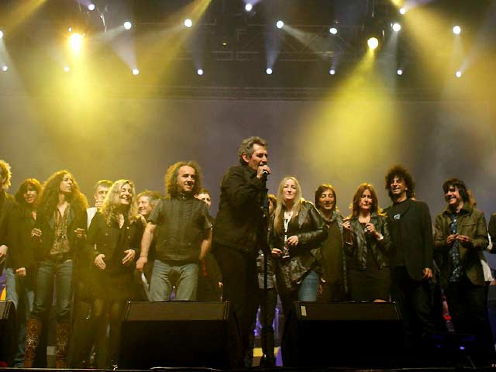 Organizado por su hermano Carlos y su primo Nacho García Vega, el concierto se ha convertido en un desfile de grandes nombres al que no han querido faltar Enrique Morente, Miguel Ríos, Ketama, Quique González, Burning o Rosario, ninguno de los cuales ha escatimado palabras de elogio para su fallecido compañero de profesión.