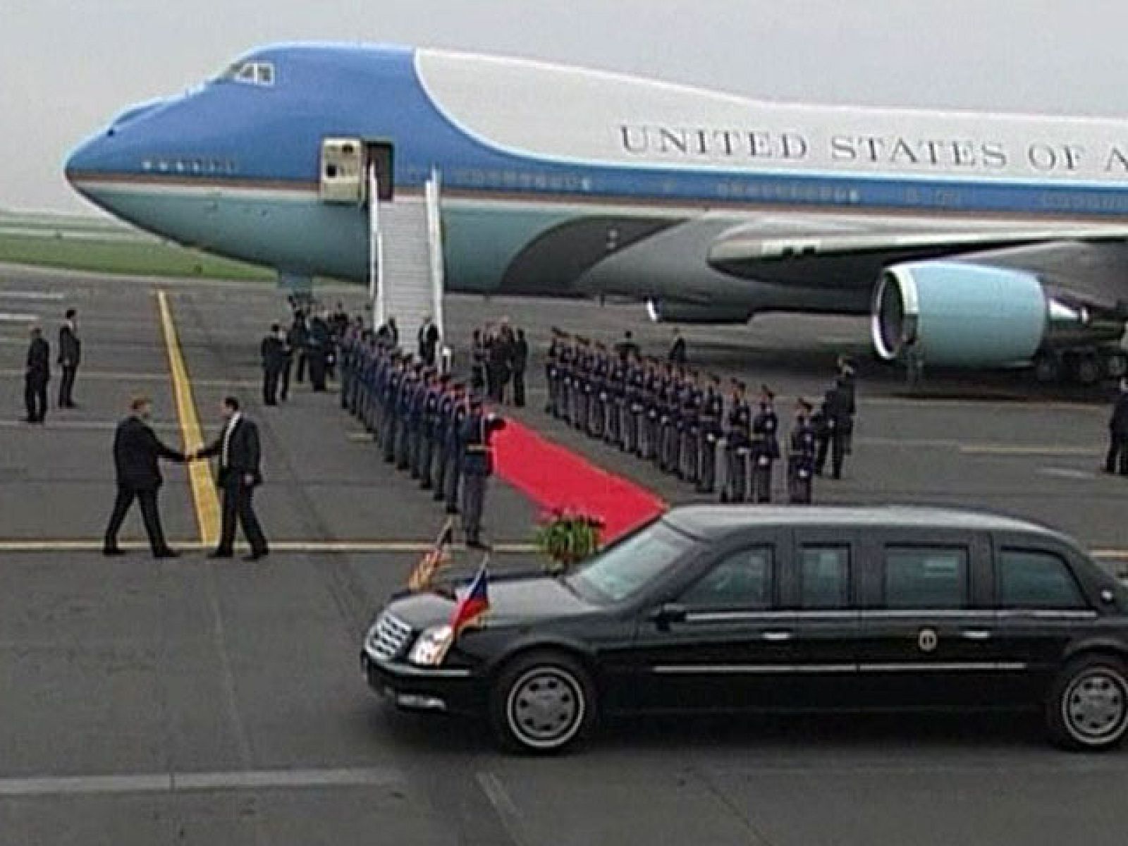 Hemos preguntado cómo se organizan esos viajes en los que un accidente podría descabezar la política de un país.