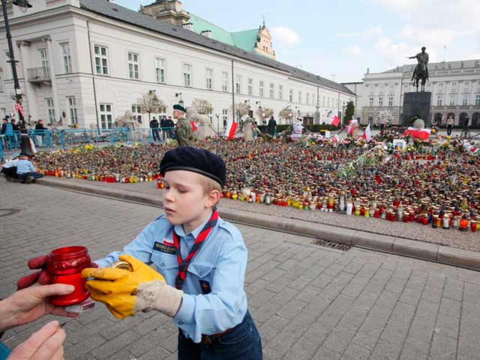 Los ciudadanos se congregan ante el palacio presidencial a la espera de que se abra la capilla ardiente.