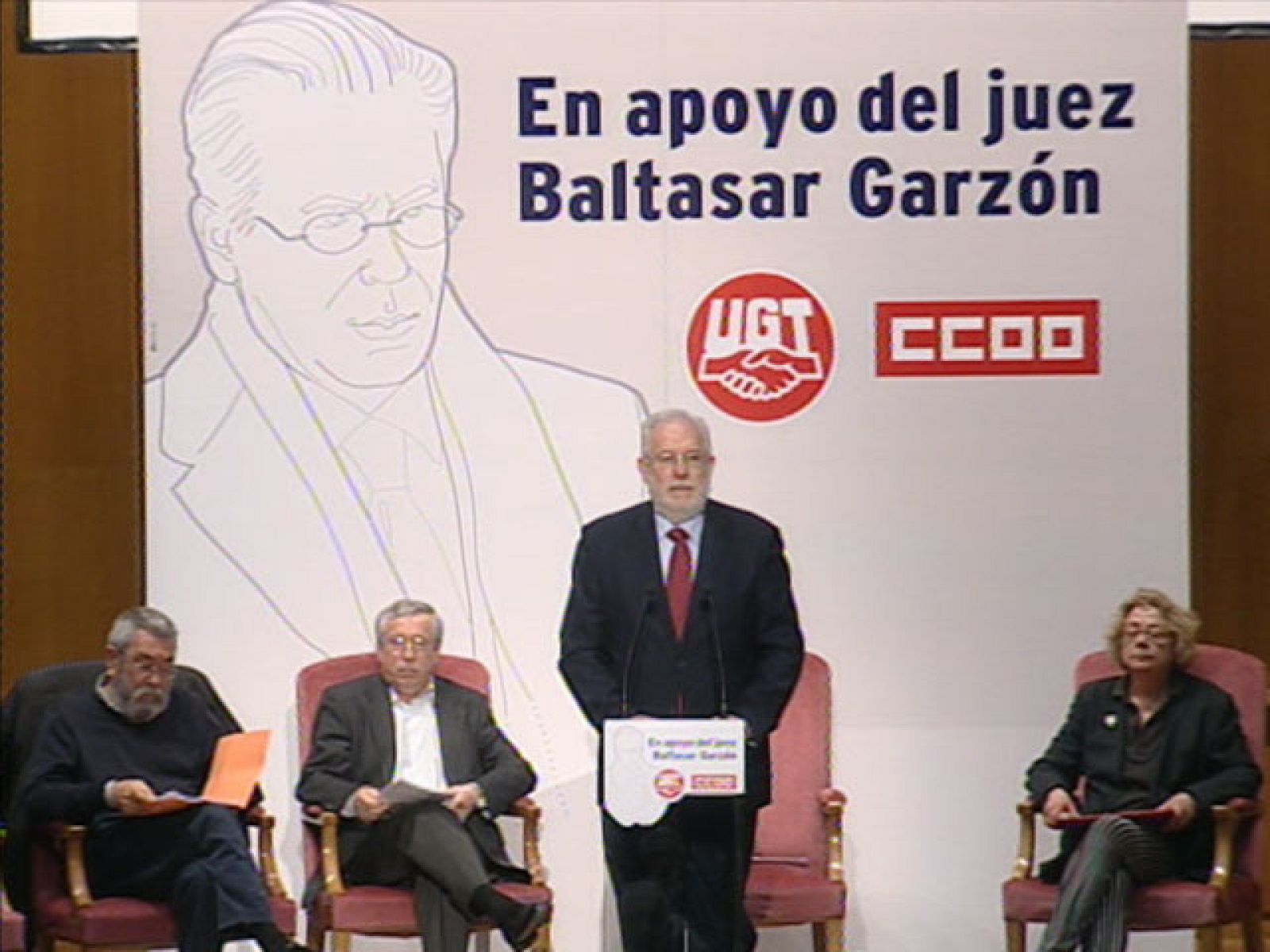 Baltasar Garzón va a ser juzgado por un presunto delito de prevaricación por investigar los crímenes del franquismo. Los líderes sindicales ha pedido el fin de lo que califican como "persecución" al magistrado.