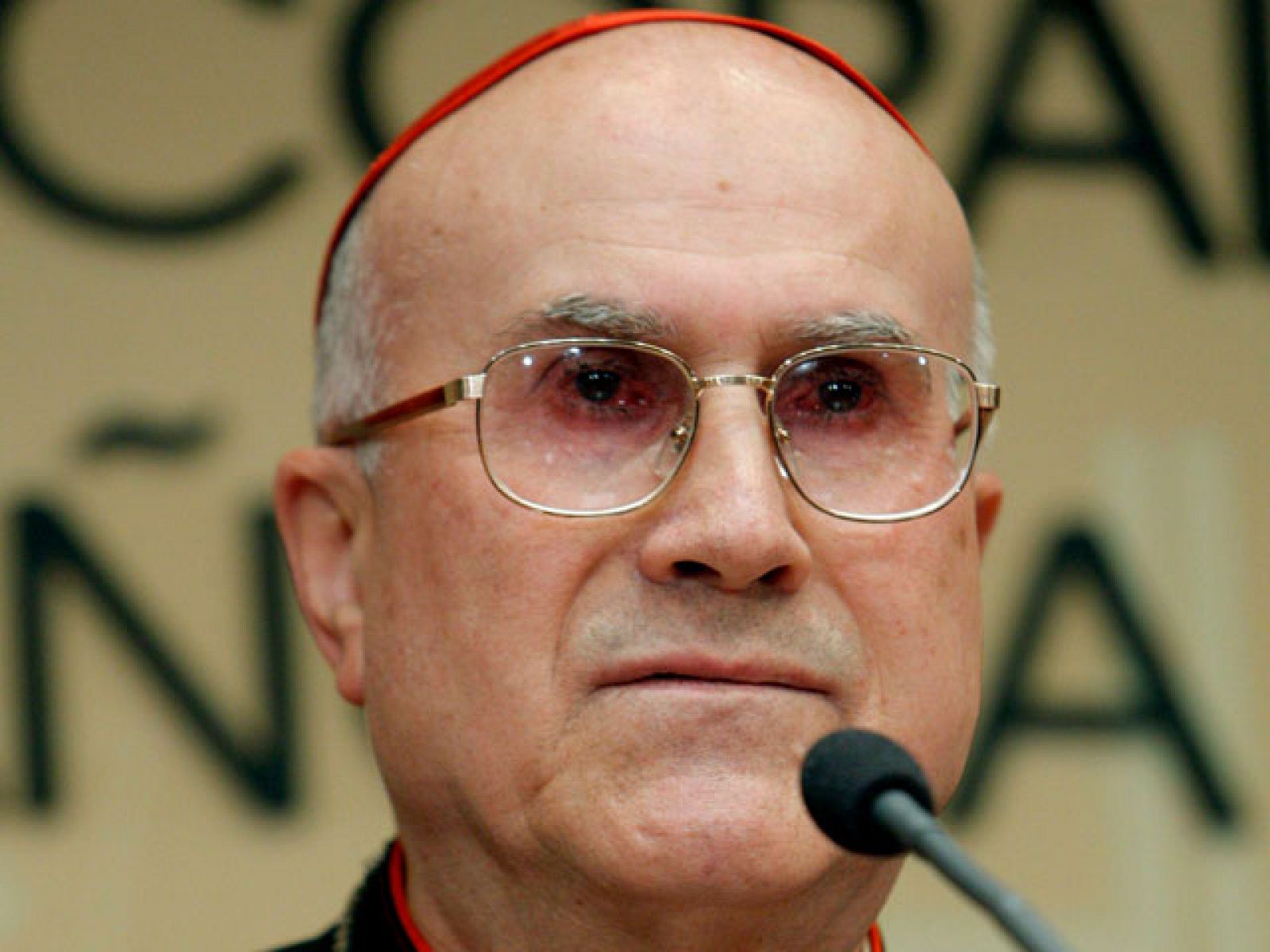 El cardenal Bertone niega que el celibato influya en los casos de abusos sexuales