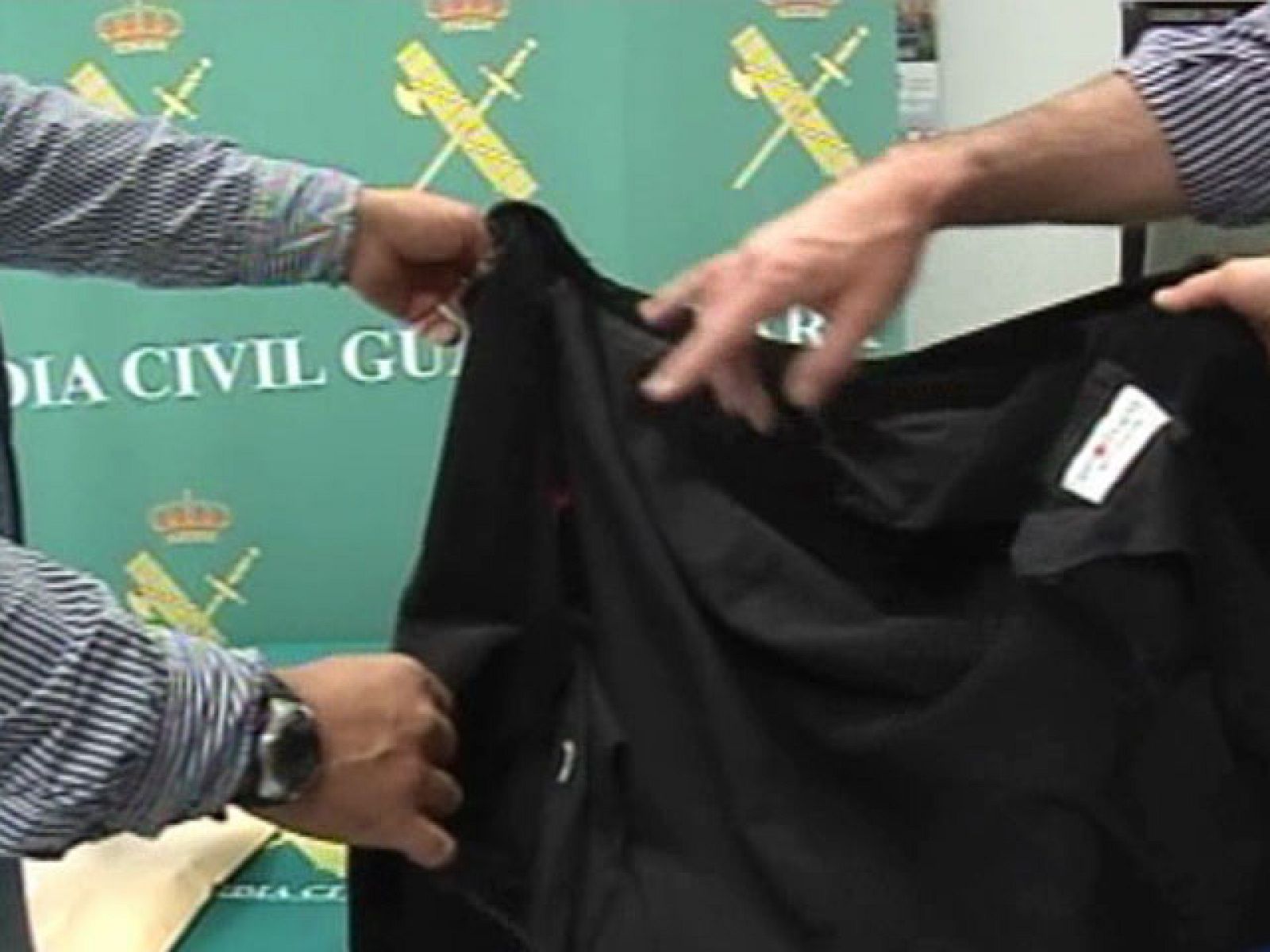 La Guardia Civil ha visto todo tipo de fraudes en los exámenes teóricos de conducir pero nunca se han encontrado uno tan sofisticado como el descubierto en Guadalajara, con cámara, auricular y micrófono.