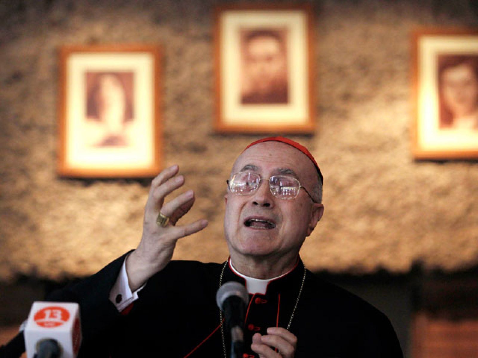 Oleada de críticas al secretario de Estado del Vaticano, el cardenal Tarcisio Bertone | Ver