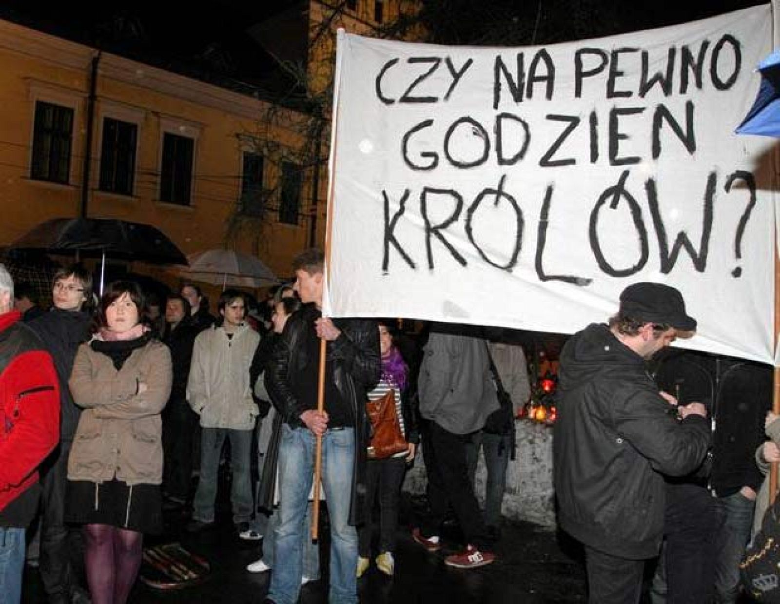 El entierro del presidente polaco, Lach Kaczynski, y su esposa en la catedral de Cracovia donde descansan los restos de los reyes polacos ha provocado las primeras protestas en el país en medio del ambiente de unidad creado.