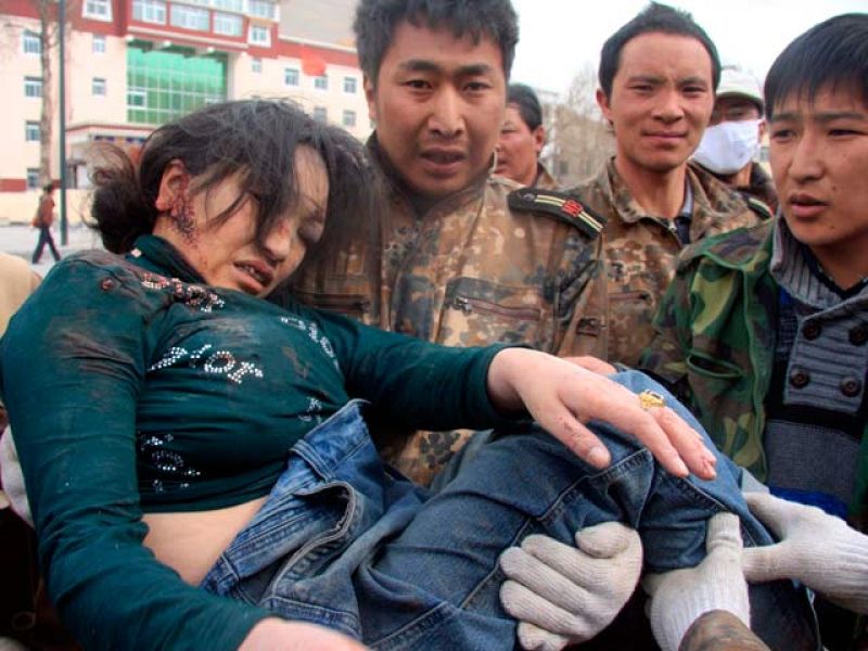 400 muertos y más de 10.000 heridos es el balance inicial del fuerte seísmo que ha sacudido China esta mañana.