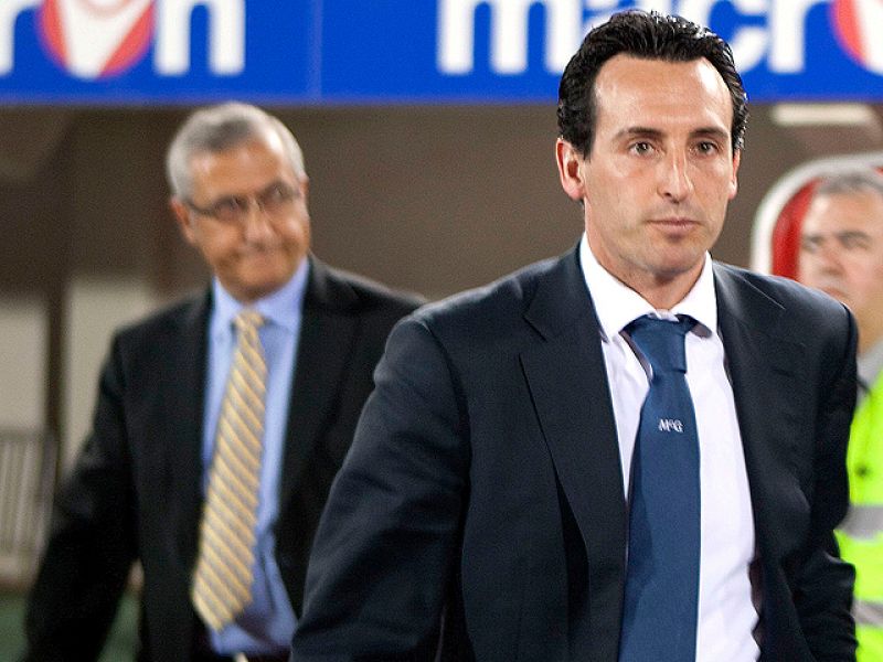  El entrenador del Valencia, Unai Emery, tendrá que bajar a Albelda a la defensa para poder conformar el once. El vasco se reune con el presidente después de haberse reunido con Banega para solucionar sus malentendidos.