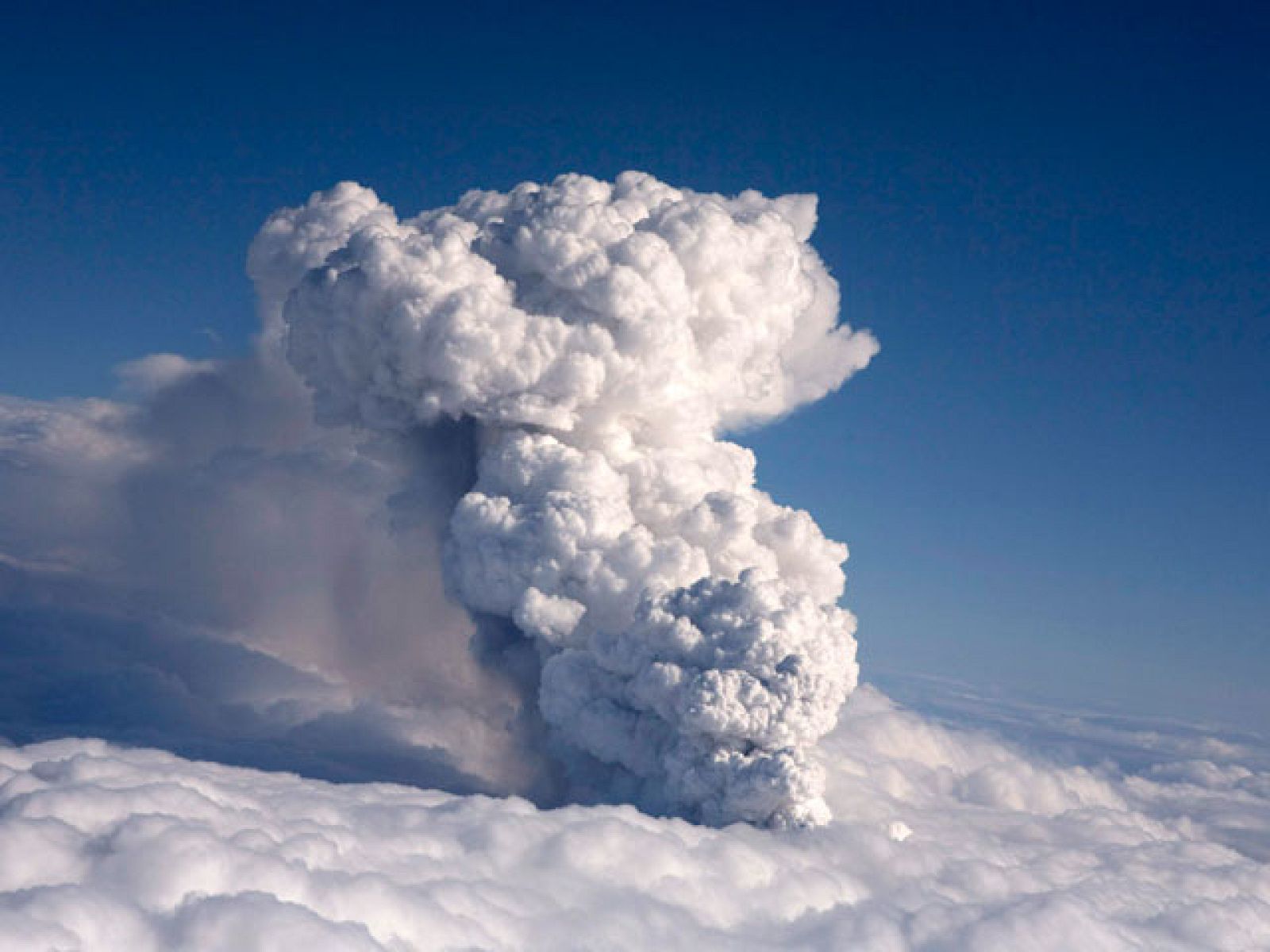 Un volcán entra en erupción en Islandia | Ver