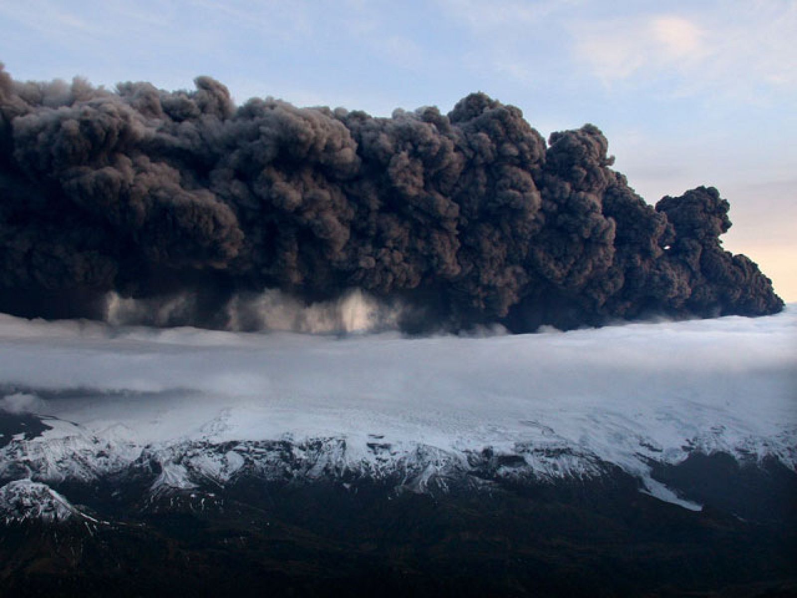 El volcán de Islandia está en la fase inicial, la más violenta pero también la más breve.