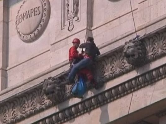 Un militante abertzale se encuentra en estado grave tras caerse este viernes desde el Arco del Triunfo de París, donde estaba desplegando una pancarta de protesta por la desaparición del etarra Jon Anza.