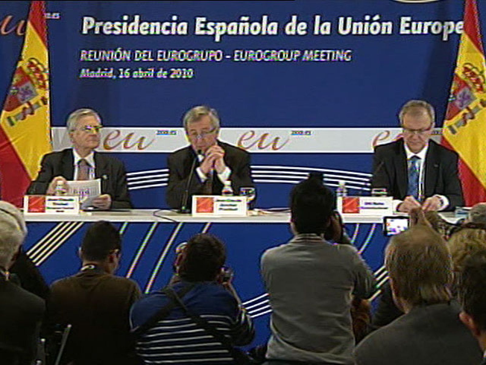 En el Eurogrupo se ha hablado, aunque menos, según su presidente, de Grecia. Jean Claude Juncker ha dicho que lo tenían casi todo hablado, aunque si ha querido dejar claro que ese país todavía no ha pedido ayuda.