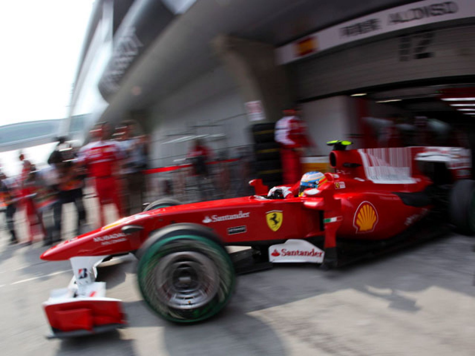 Fernando Alonso ha vuelto a romper el motor en los entrenos libres de China y ya van cuatro motores en lo que va de temporada.