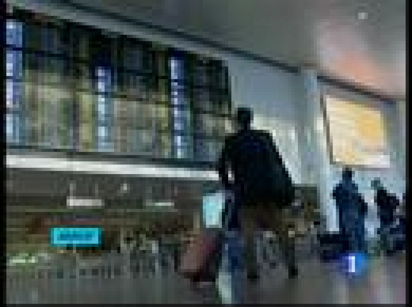 En el aeropuerto de Barajas, en Madrid, se han visto largas colas de pasajeros pasajeros en los mostradores de las aerolíneas durante todo el día.