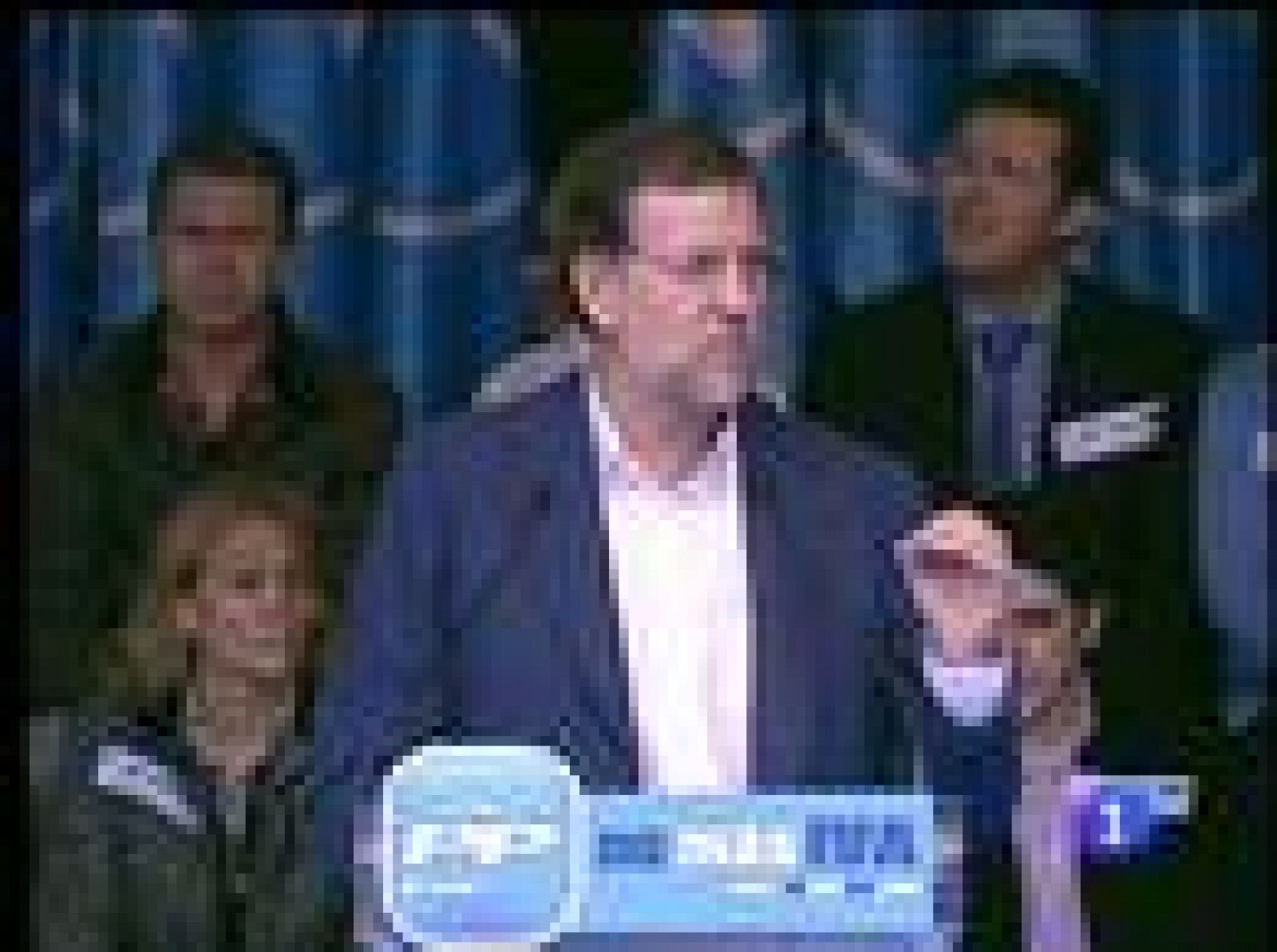 El presidente del PP, Mariano Rajoy, ha participado junto a la presidenta de Madrid, Esperanza Aguirre, en un acto de partido con el que arranca la campaña del PP en contra de la subida del IVA aprobada por el Parlamento.