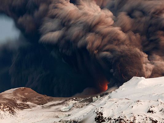 El volcán sigue en erupción