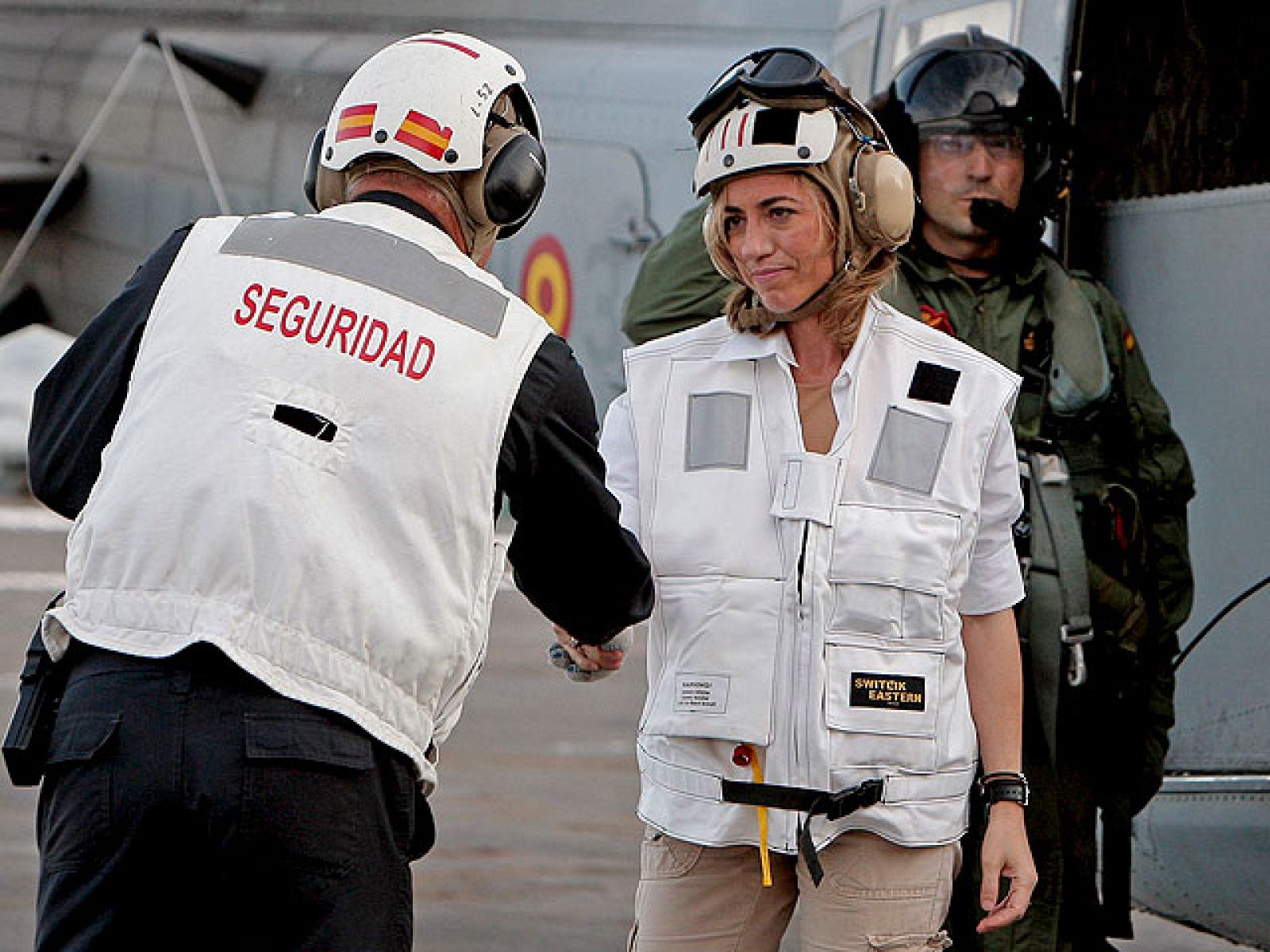 Carme Chacón en Haití con los militares fallecidos