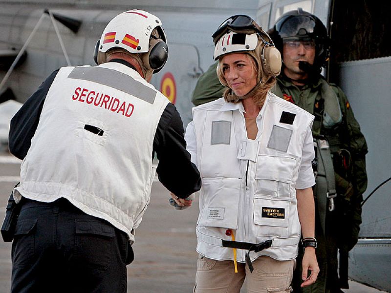  Carme Chacón en Haití con los militares fallecidos