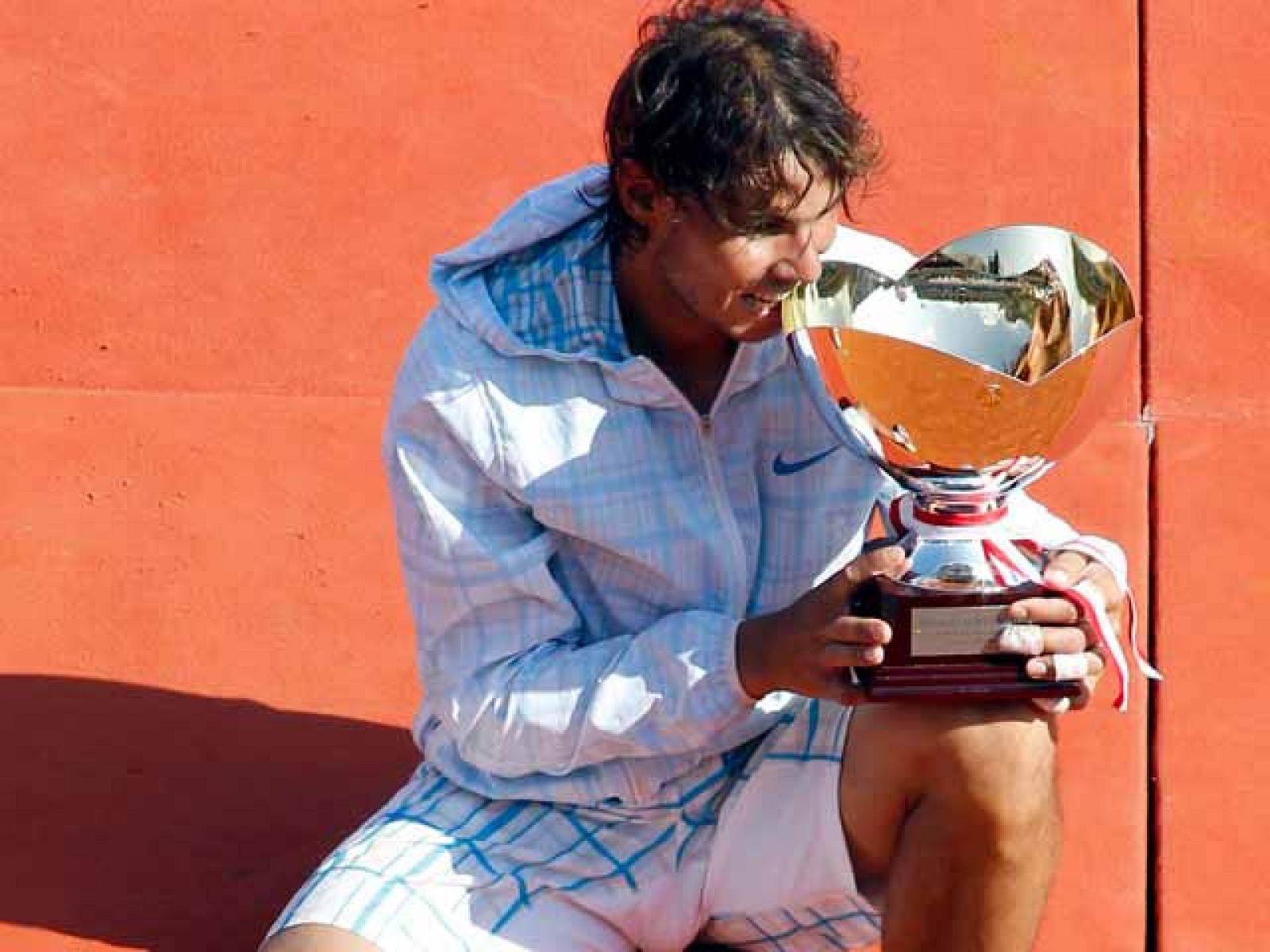 Rafael Nadal se mostró más humano que nunca tras ganar por sexto año consecutivo el Masters 1000 de Montecarlo, y admitió que llevaba esperando un triunfo como este desde hacía mucho tiempo. "La emoción es normal", dijo Nadal al aclarar a TVE por qué se había revolcado en la pista tras el último triunfo y lloró después en su banquillo, tapándose el rostro con una toalla. "Llevaba así mucho tiempo, con muchas ganas de ganar así", comentó. "Estaba emocionado de haber ganado porque en algún momento he pasado algo de nervios".