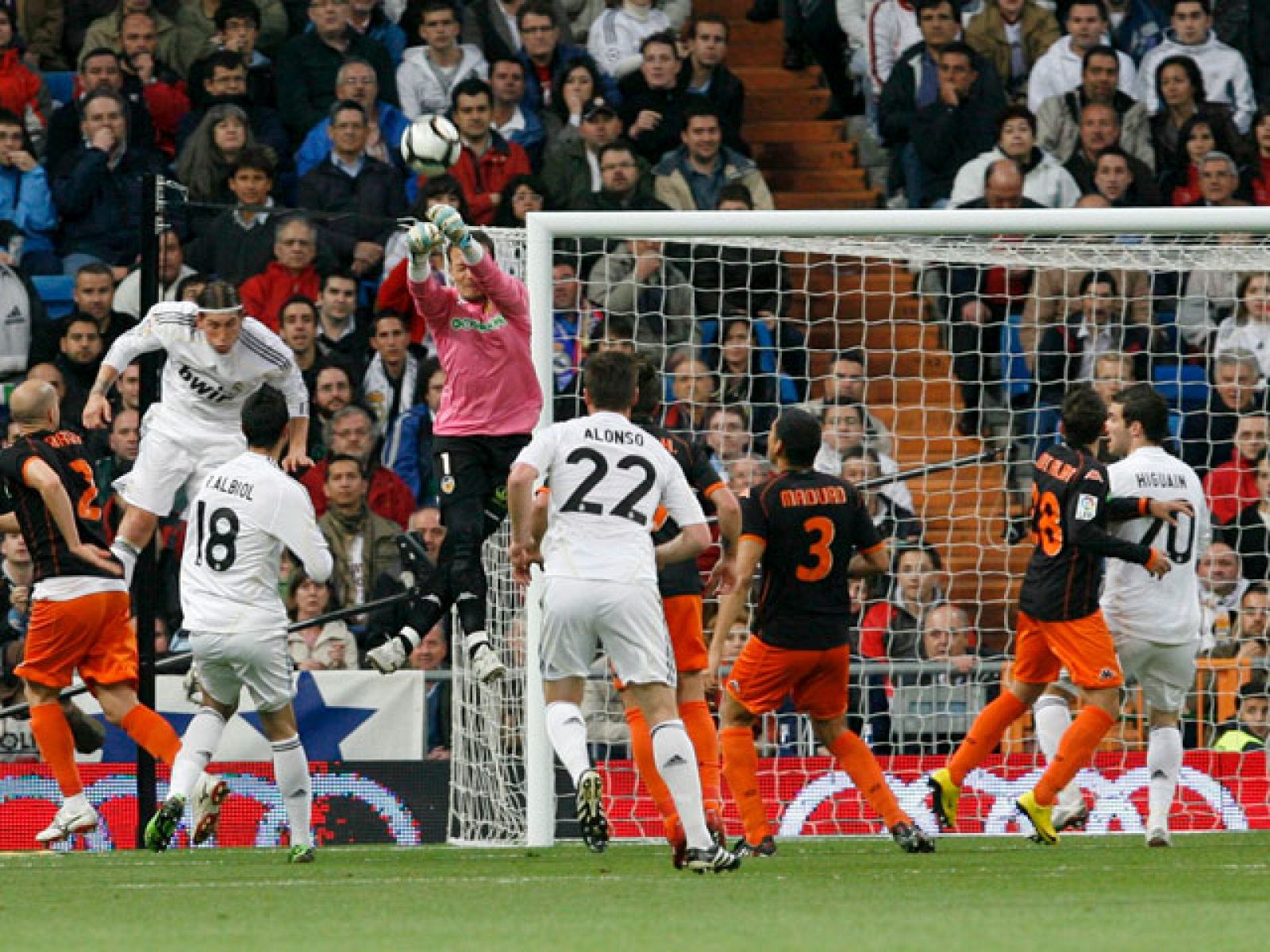 Con el 1-0 en el marcador, el Madrid dispuso de la posesión del balón y tuvo ocasiones para hacer que el resultado fuera más abultado