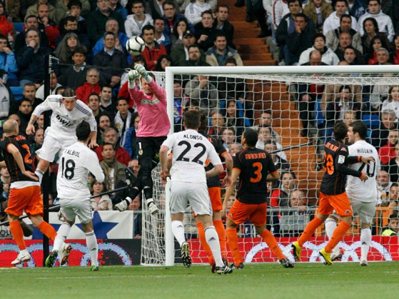 Con el 1-0 en el marcador, el Madrid dispuso de la posesión del balón y tuvo ocasiones para hacer que el resultado fuera más abultado