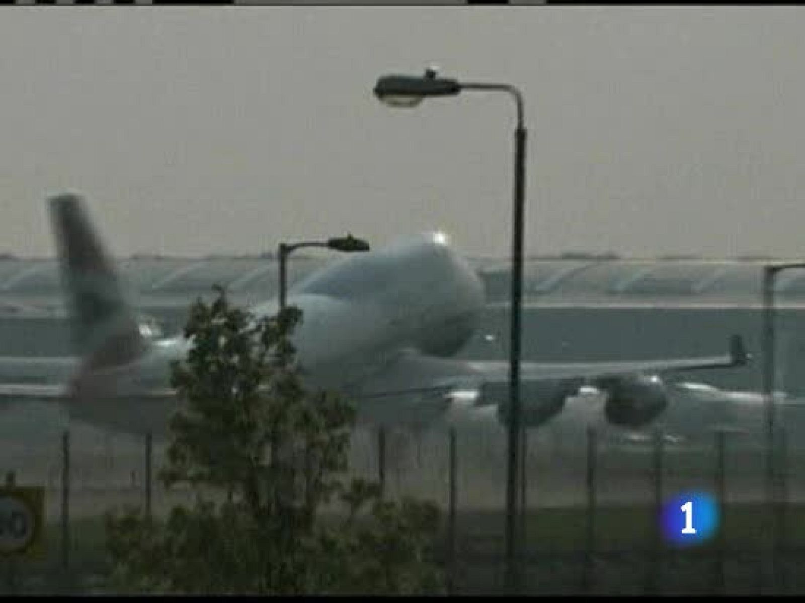 La Organización Europea para la Navegación Aérea, Eurocontrol, se ha vuelto a reunir esta mañana para estudiar la situación. Directivos y autoridades aeroportuarias coinciden en que la seguridad está por encima de todo pero no se ponen de acuerdo si las restricciones se deben a un efecto en cadena o a datos contrastados de cada aeropuerto.