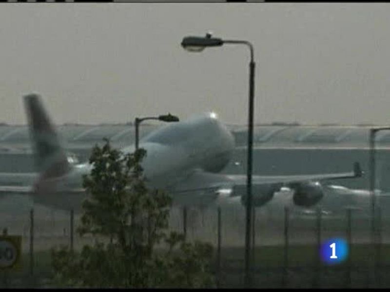 La Organización Europea para la Navegación Aérea, Eurocontrol, se ha vuelto a reunir esta mañana para estudiar la situación. Directivos y autoridades aeroportuarias coinciden en que la seguridad está por encima de todo pero no se ponen de acuerdo si las restricciones se deben a un efecto en cadena o a datos contrastados de cada aeropuerto.