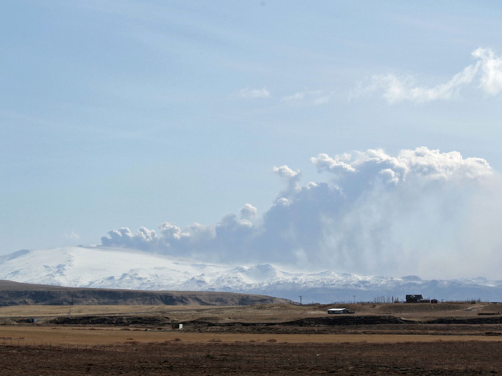 Todo el mundo sigue muy pendiente de la evolución del volcán islandés | Ver