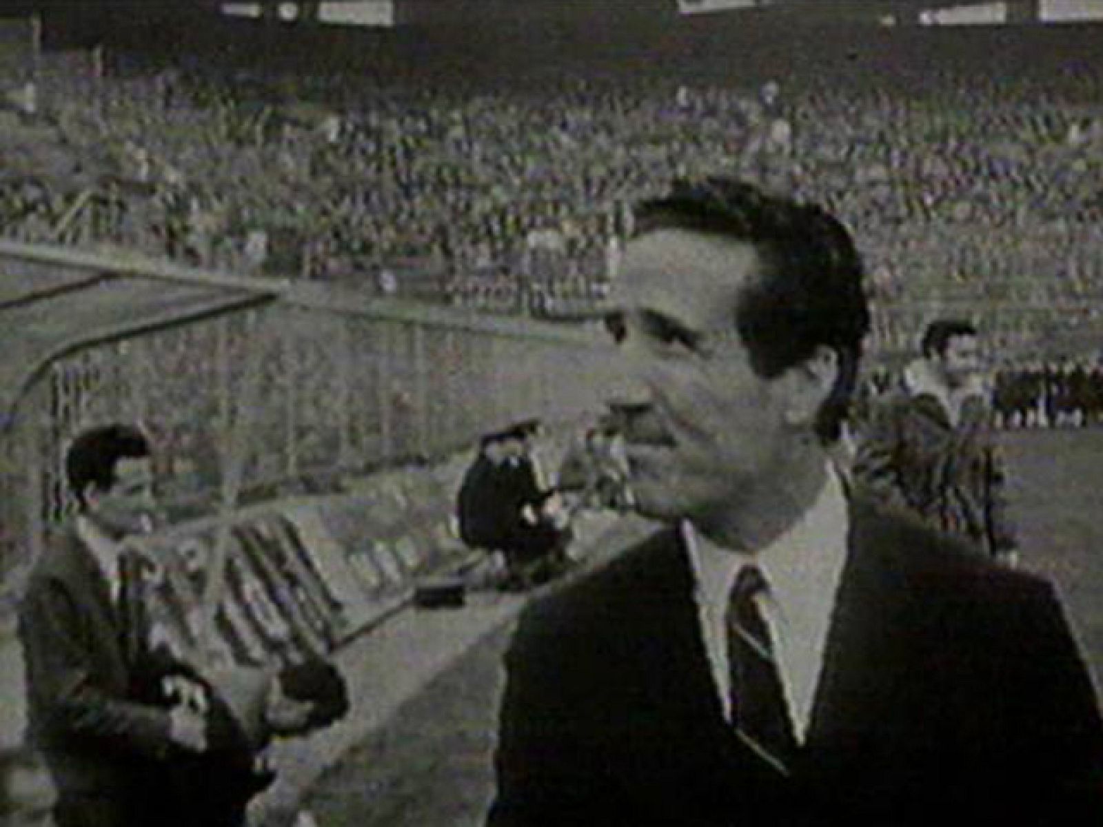 Vuelve a recordar al mito de los banquillos que dirigió al Inter, Helenio Herrera. 