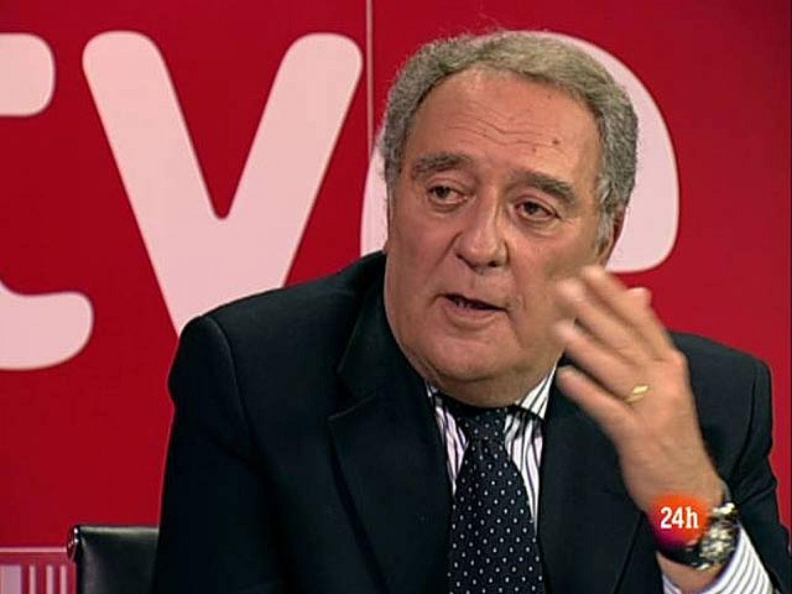 El comandate de Iberia Martín Echevarría ha relatado a 'La Noche en 24 Horas' cómo se desvió para evitar una nube de cenizas en México y los daños que causó en otro avión: "desapareció la pintura", se pararon los motores y los pilotos aterrizaron casi a ciegas.