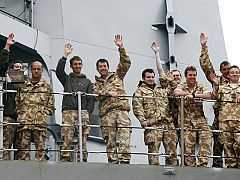 Un buque de la armada británica repatria a ciudanos y militares desde España
