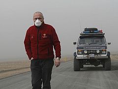 El volcán sigue activo pero la columna de humo desciende