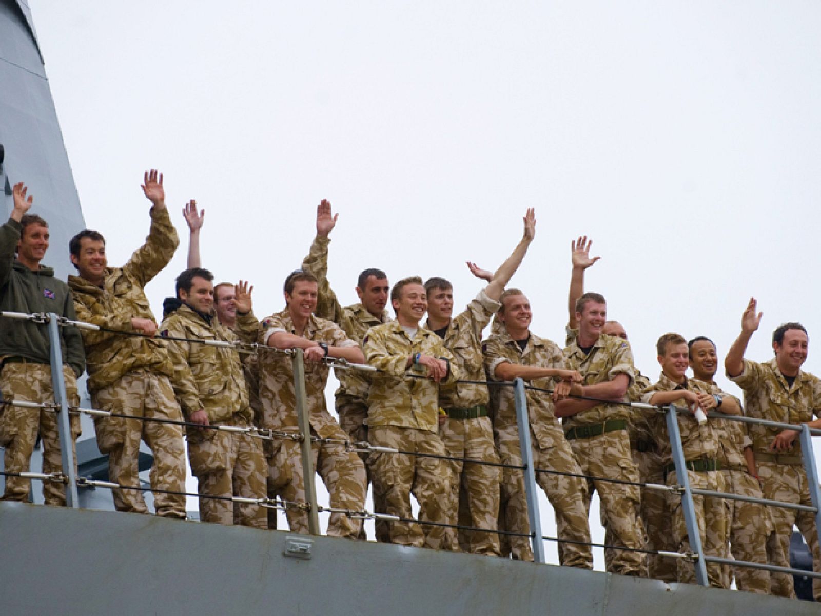 Entre las otras posibilidades de transporte se incluye un buque de la Armada que ha llegado a Santader para recoger a un grupo de militares procedentes de Afganistán a los que han acompañado, finalmente, 200 civiles.