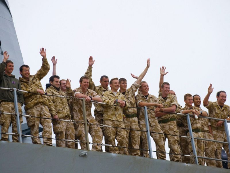 Entre las otras posibilidades de transporte se incluye un buque de la Armada que ha llegado a Santader para recoger a un grupo de militares procedentes de Afganistán a los que han acompañado, finalmente, 200 civiles.