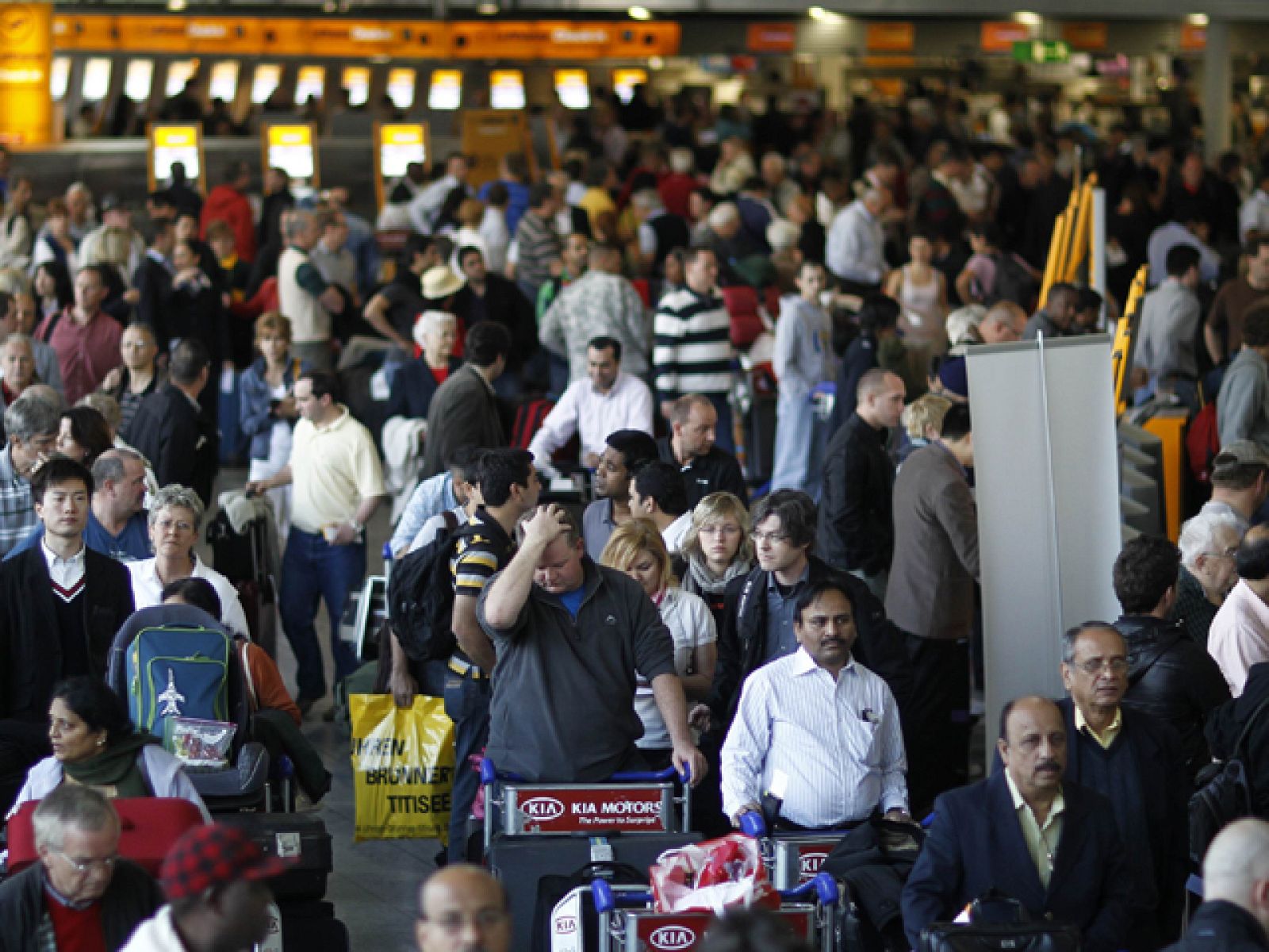 Se recupera poco a poco el tráfico en los aeropuertos europeos cerrados desde el jueves por la nube de ceniza volcánica | Ver